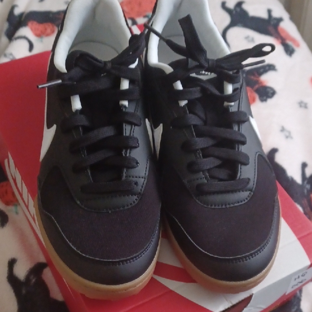 Nike Black and White Sneakers with Brown Sole - Picture 2 of 2